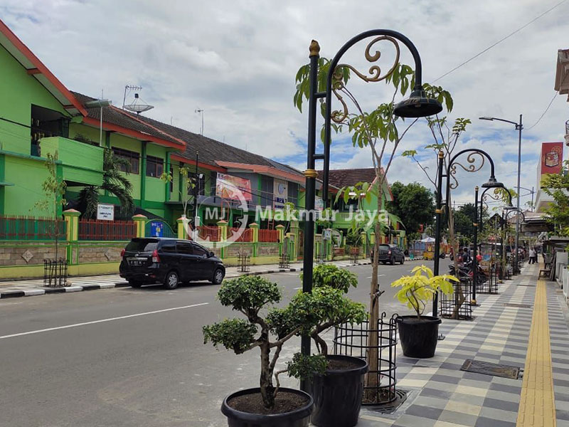 Cara Memperindah Trotoar Dengan Grill Tanaman